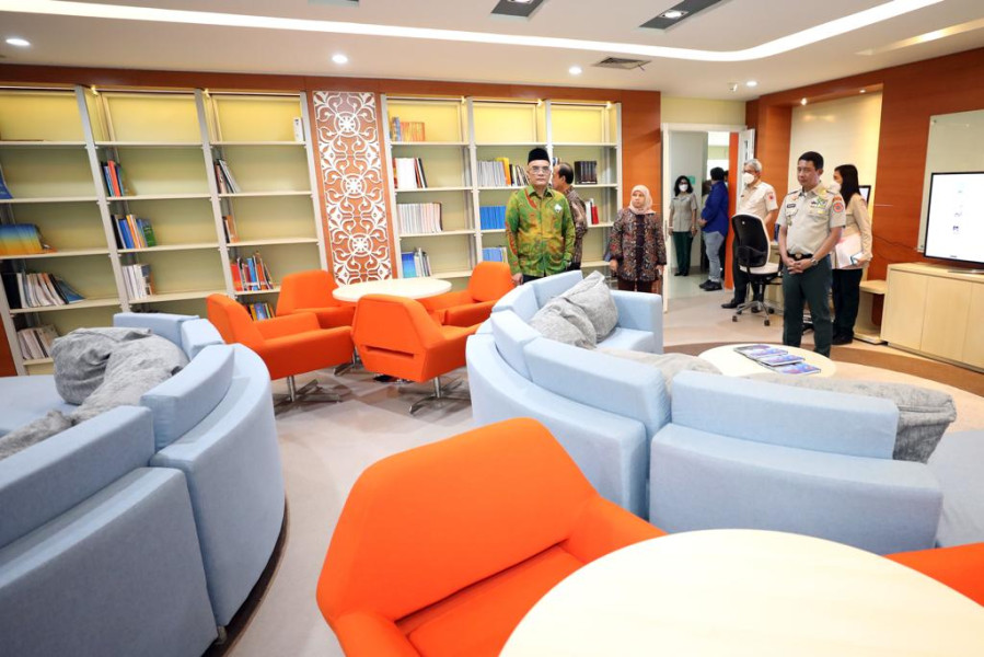 Peninjauan perpustakaan oleh Ketua dan Wakil Komisi VIII DPR RI di gedung Pusdiklat PB BNPB, Sentul, Kabupaten Bogor, Jawa Barat, Jumat (2/9).
