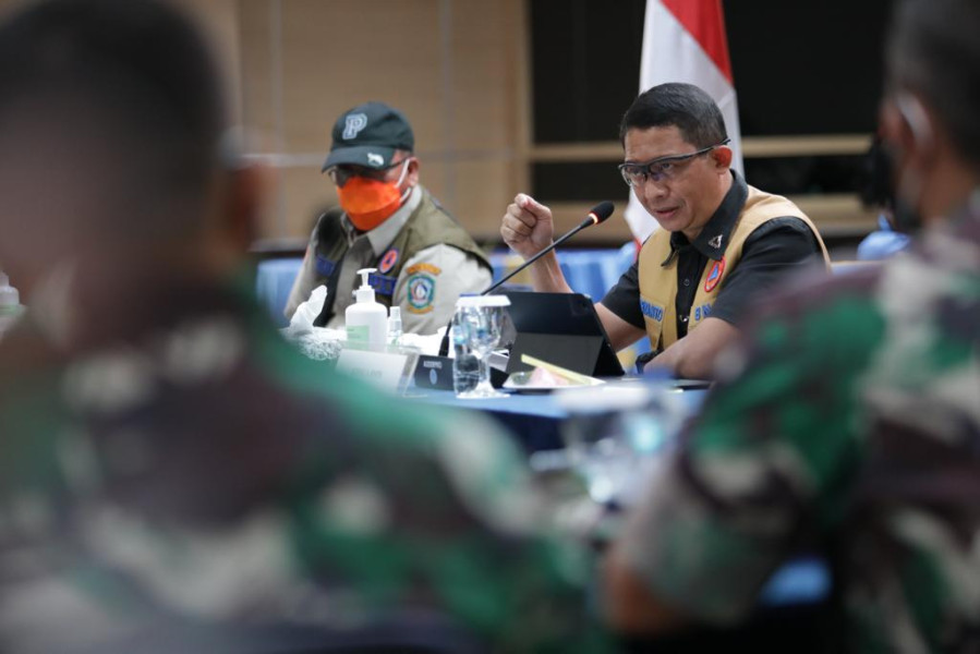 Kepala BNPB sekaligus Ketua Satgas Penanganan Covid-19 Letjen TNI Suharyanto memberikan arahan dalam Rapat Koordinasi Penanganan Covid-19 bersama Pemerintah Kota Batam dan Provinsi Kepulauan Riau, di Batam, Kamis (24/3).