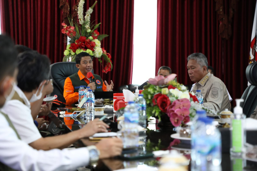 Kepala BNPB Letjen TNI Suharyanto, S.Sos., M.M. memimpin Rapat Koordinasi Percepatan Penanganan Bencana Abrasi Pantai di Kantor Bupati Minahasa Selatan, Provinsi Sulawesi Utara, Jumat (17/6).