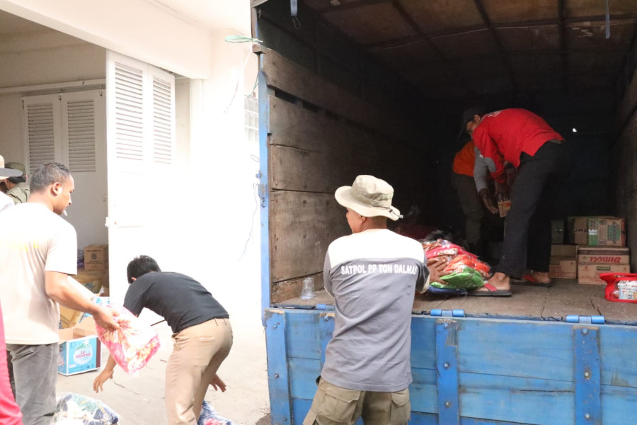Tim Gabungan mempersiapkan logistik yang akan diberikan kepada pengungsi di Kabupaten Cianjur, Jawa Barat, Rabu (23/11).