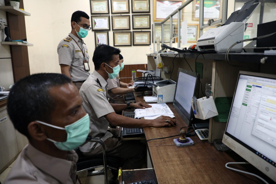 Setelah pemeriksaan dokumen, tahap selanjutnya adalah penginputan data secara komputerisasi oleh petugas.