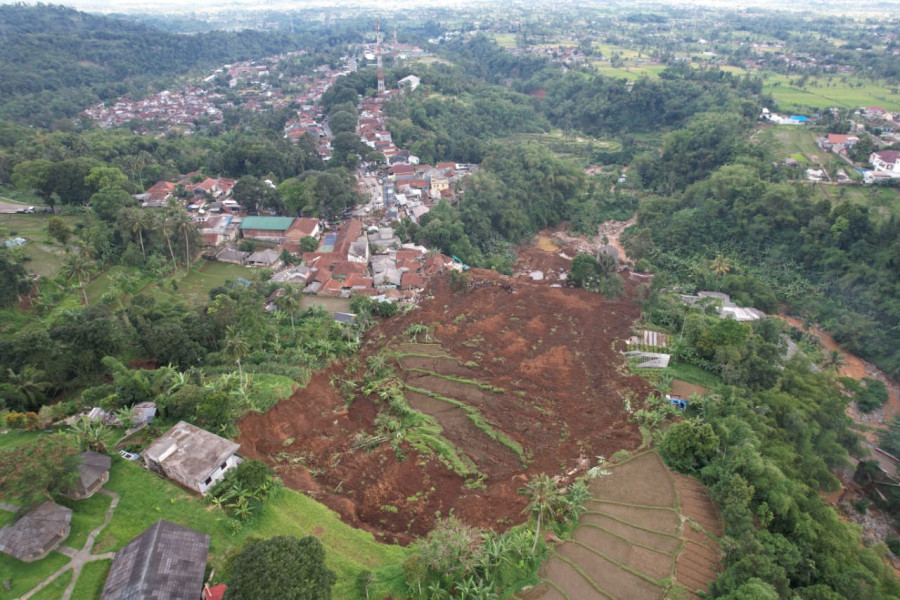 Tanah longsor yang disebabkan oleh gempabumi M5,6 di Kabupaten Cianjur, Jawa Barat.