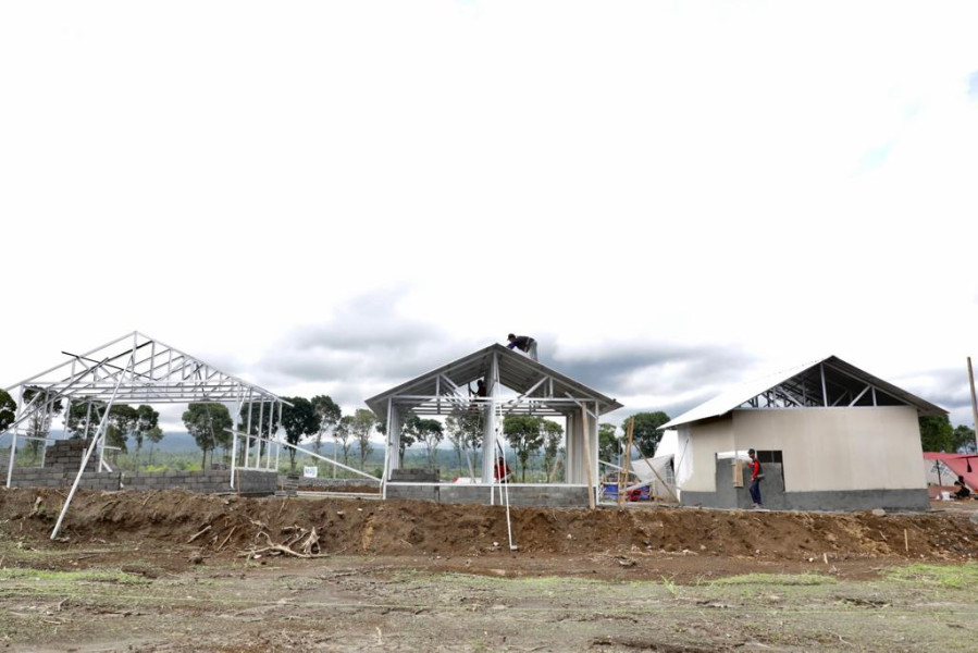 Para pekerja menyelesaikan pembangunan hunian tetap (huntap) dan hunian sementara (huntara) bagi masyarakat terdampak bencana erupsi gunungapi Semeru di Desa Sumbermujur, Kecamatan Candipuro, Kabupaten Lumajang, Jawa Timur, Selasa (15/2).