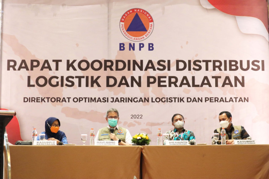 Deputi Bidang Logistik dan Peralatan BNPB Zaherman Muabezi (kedua dari kiri) memberikan sambutan dalam pembukaan kegiatan Rapat Koordinasi Distribusi Logistik dan Peralatan di Wilayah Tangerang, Provinsi Banten, Selasa (23/8).