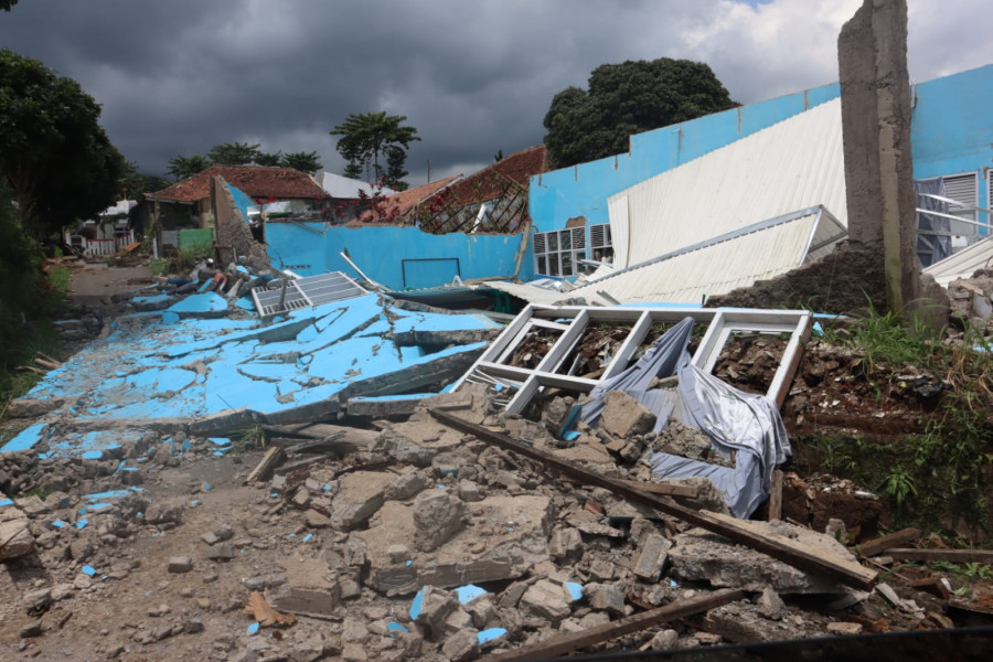 Kondisi bangunan yang runtuh akibat gempa di Kabupaten Cianjur, Jawa Barat, Rabu (23/11).