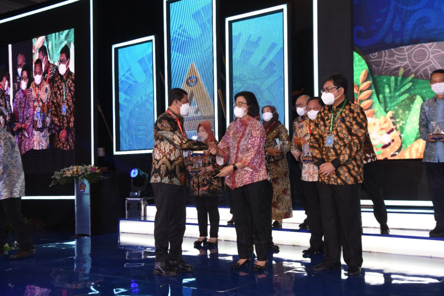 Kepala BNPB Letjen TNI Suharyanto (kiri) menerima penghargaan BNPB untuk kategori Wajar Tanpa Pengecualian (WTP) secara simbolis oleh Menteri Keuangan RI Sri Mulyani (tengah) di Gedung Dhanapala Kementerian Keuangan, Jakarta, Kamis (22/09).