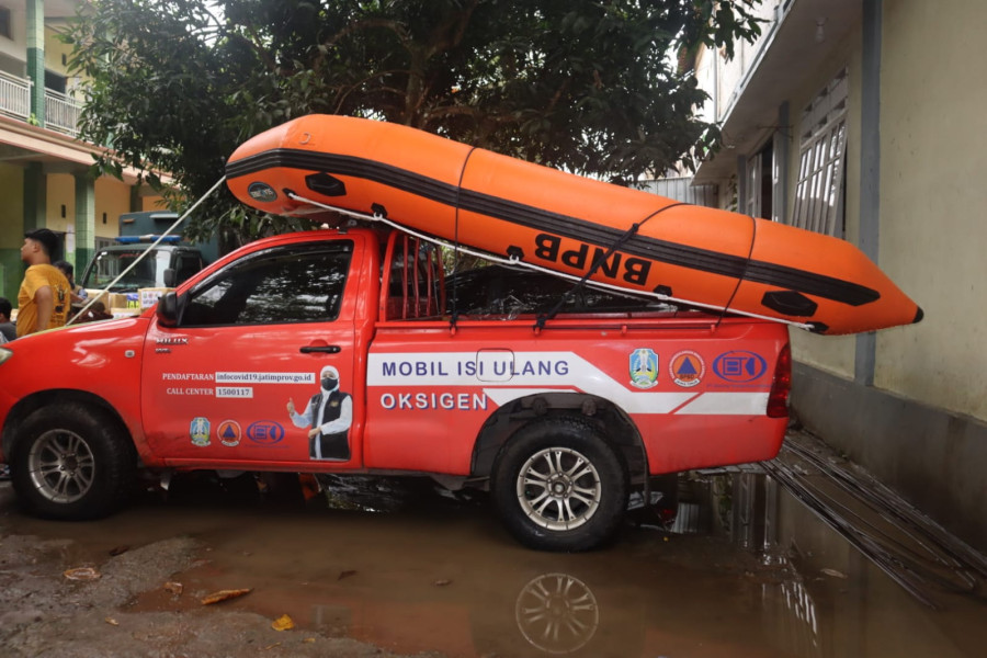 Satu unit perahu karet dengan kapasitas enam orang yang diberikan BNPB kepada Pemerintah Kabupaten Trenggalek guna penanganan bencana banjir di Trenggalek, Jawa Timur, Kamis (20/10).