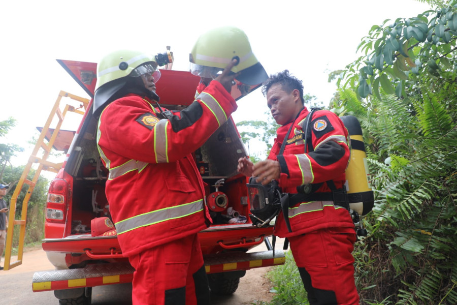 Tim pemadam kebakaran melakukan persiapan jelang simulasi kebakakaran di lokasi DWG G20 Belitung, Sabtu (3/9).