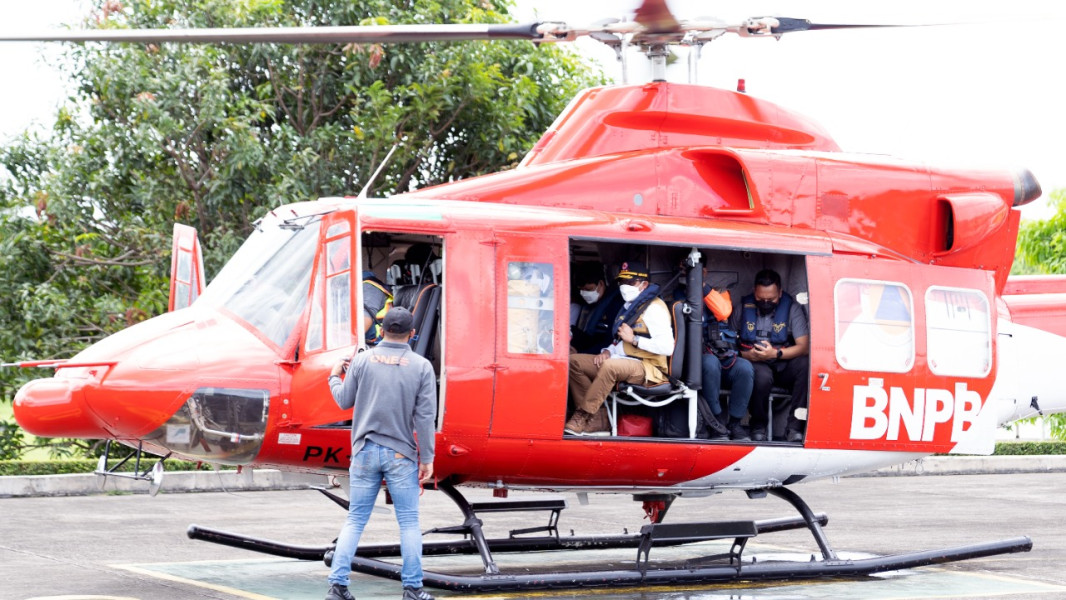 Kepala BNPB Letjen TNI Suharyanto melakukan peninjauan lapangan menggunakan helikopter Bell 412 ke Gunung Anak Krakatau, Kabupaten Lampung Selatan, Provinsi Lampung pada Kamis (29/4).