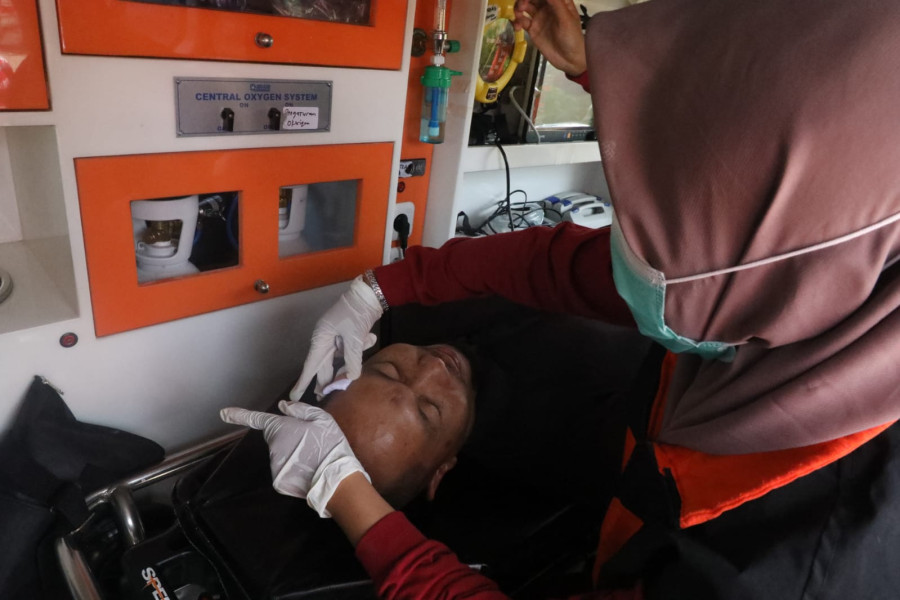 Tenaga medis sedang memberikan pengobatan kepada delegasi yang alami luka di kepala akibat kebakaran di lokasi DWG G20 Belitung, Sabtu (3/9).