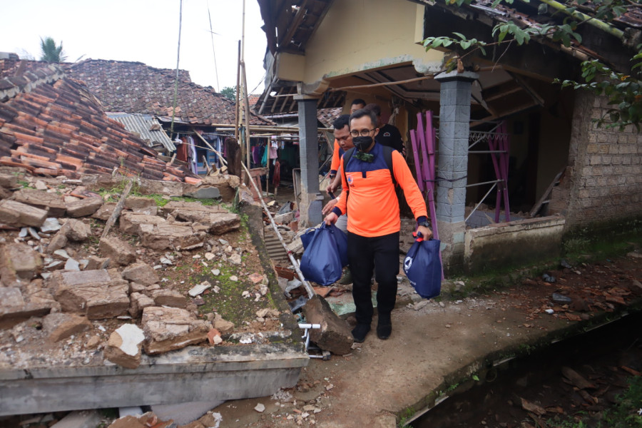 Tim BNPB mendistribusikan logistik kepada warga terdampak gempa di Desa Gasol Kecamatan Cugenang, Kabupaten Cianjur, Provinsi Jawa Barat pada Sabtu (26/11)