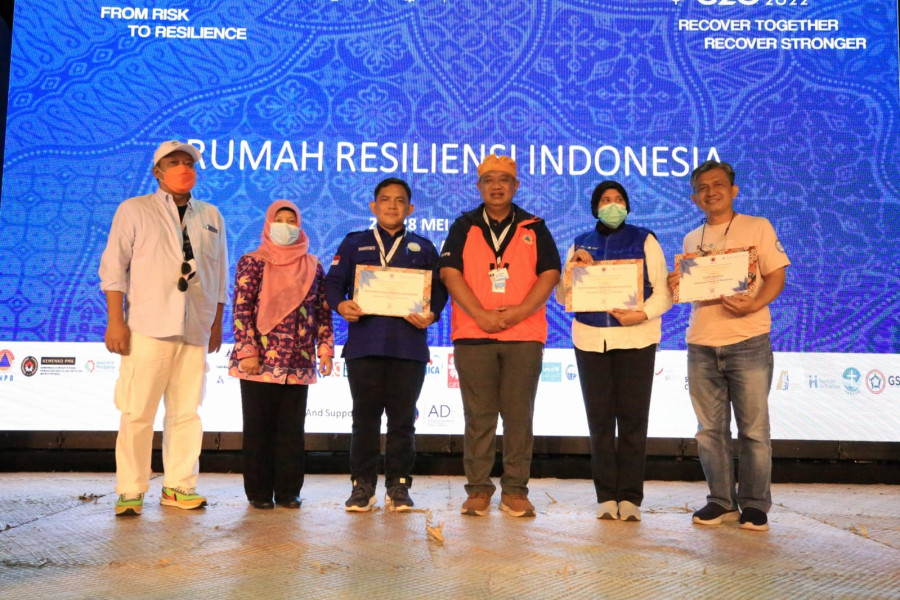 Sekretaris Utama BNPB Lilik Kurniawan memberikan piagam bagi partisipan pentaheliks pada Rumah Resiliensi Indonesia di Gedung Art Bali, Nusa Dua, Bali, Sabtu (28/5).