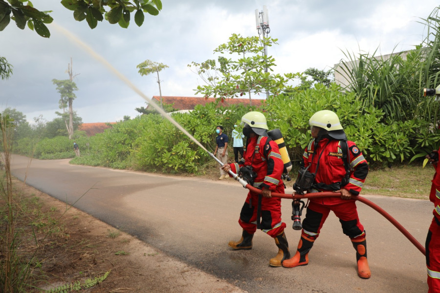 Tim pemadam kebakaran memadamkan api di lokasi DWG G20 Belitung, Sabtu (3/9).