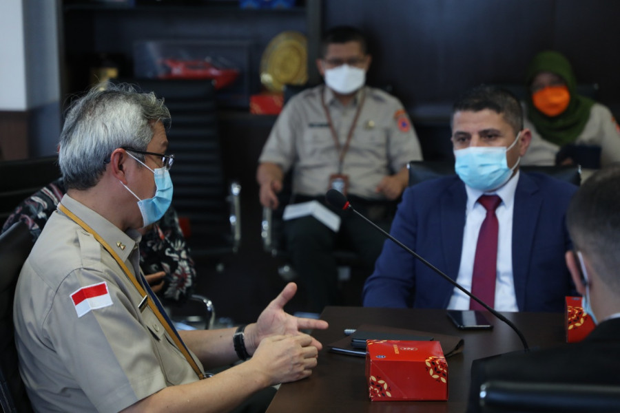 Deputi Bidang Logistik dan Peralatan BNPB Zaherman Muabezi (kiri) menerima kunjungan Pemerintah Jordania tentang pembahasan penanggulangan bencana di Kantor Graha BNPB, Jakarta, Senin (20/6).