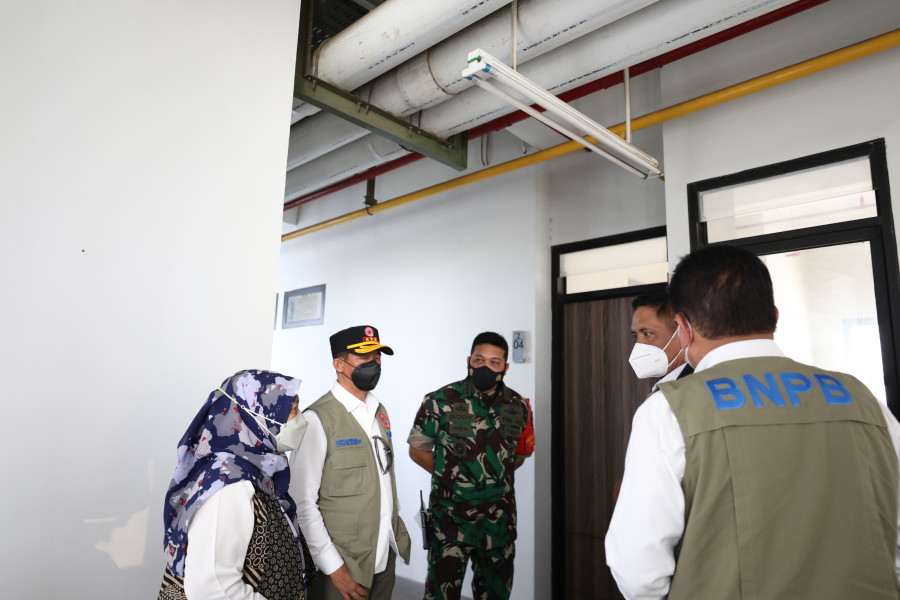 Kepala Badan Nasional Penanggulangan Bencana (BNPB) Letjen TNI Suharyanto meninjau Rusun Daan Mogot yang akan digunakan untuk tempat karantina Pekerja Migran Indonesia, Rabu (22/12).