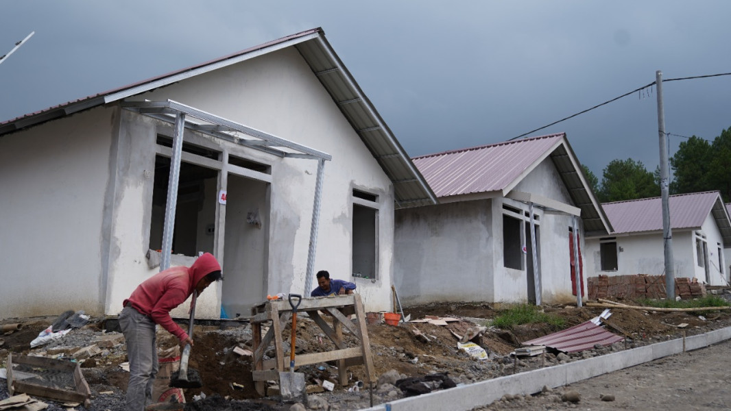 Progres  pembangunan Hunian Tetap (Huntap) dan Hunian Sementara (Huntara) di Desa Sumber Mujur, Lumajang, Jawa Timur, Kamis (31/3)