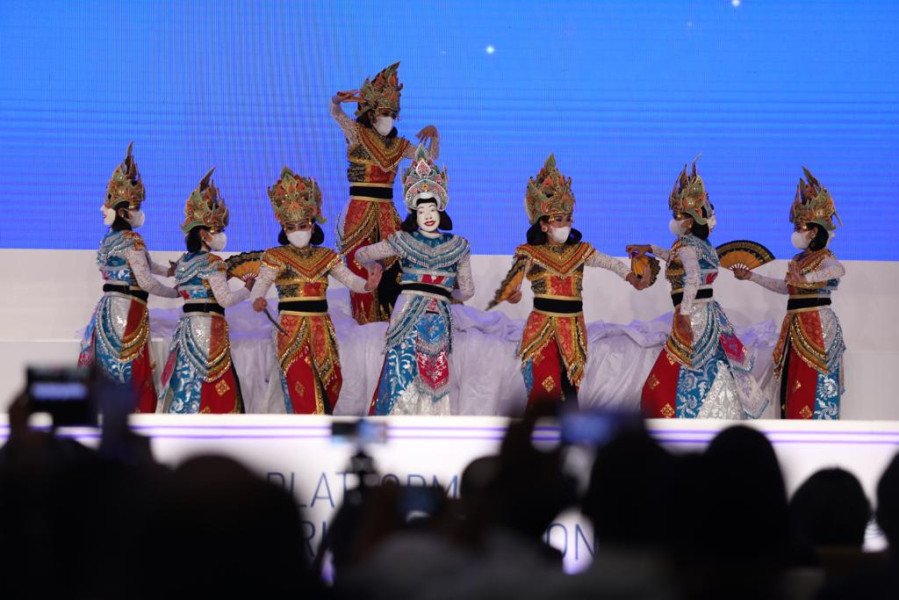 Pementasan tari tradisional Indonesia pada Closing Ceremony GPDRR ke-7 di Bali Nusa Dua Convention Center, Jumat (27/5).
