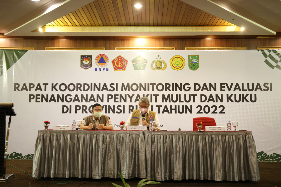Deputi Bidang Logistik dan Peralatan (kanan) memberikan arahan dalam Rapat Koordinasi Monitoring dan Evaluasi Penangan Penyakit Mulut dan Kuku (PMK) di Provinsi Riau, Senin (17.10).