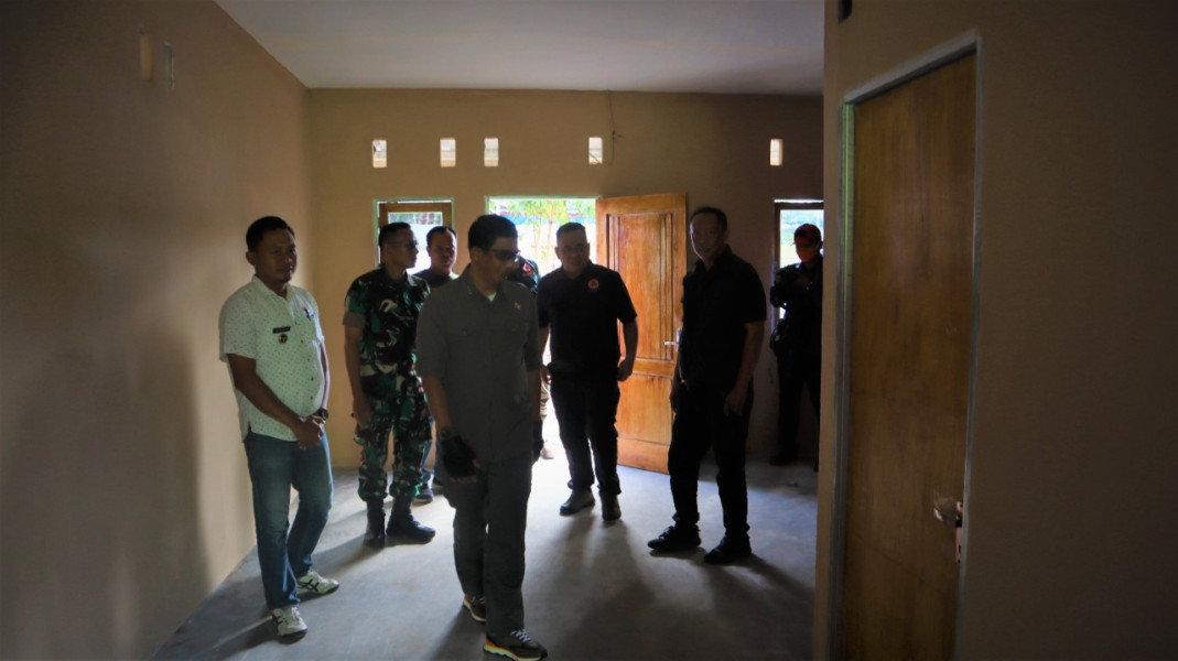 Kepala Badan Nasional Penanggulangan Bencana Letjen TNI Suharyanto (tengah) sedang melakukan peninjauan pembangunan Rumbako di Desa Nagrak, Kecamatan Cianjur, Cianjur, Jawa Barat, Jumat (6/1).