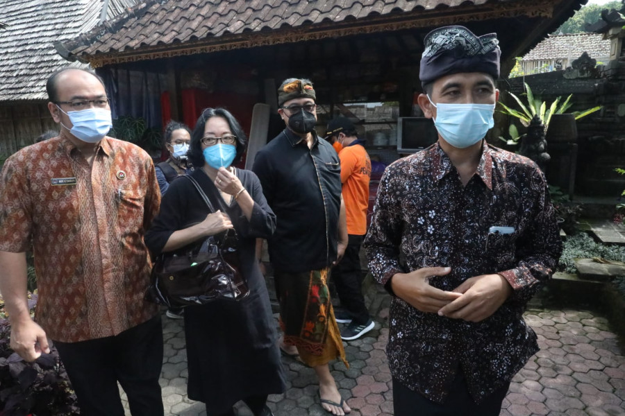 Utusan Khusus PBB untuk Pengurangan Risiko Bencana Mami Mizutori dan rombongan mengunjungi Desa Wisata Penglipuran, Provinsi Bali, Sabtu (23/4).