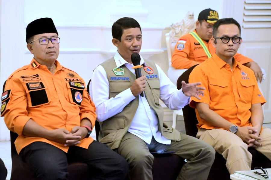 Kepala BNPB Letjen TNI Suharyanto (tengah), Bupati Cianjur Herman Suherman (kiri) dan Plt. Kapusdatinkom BNPB Abdul Muhari (kanan) saat memberikan keterang pers kepada media di Kantor Bupati Cianjur, Kamis (24/11).