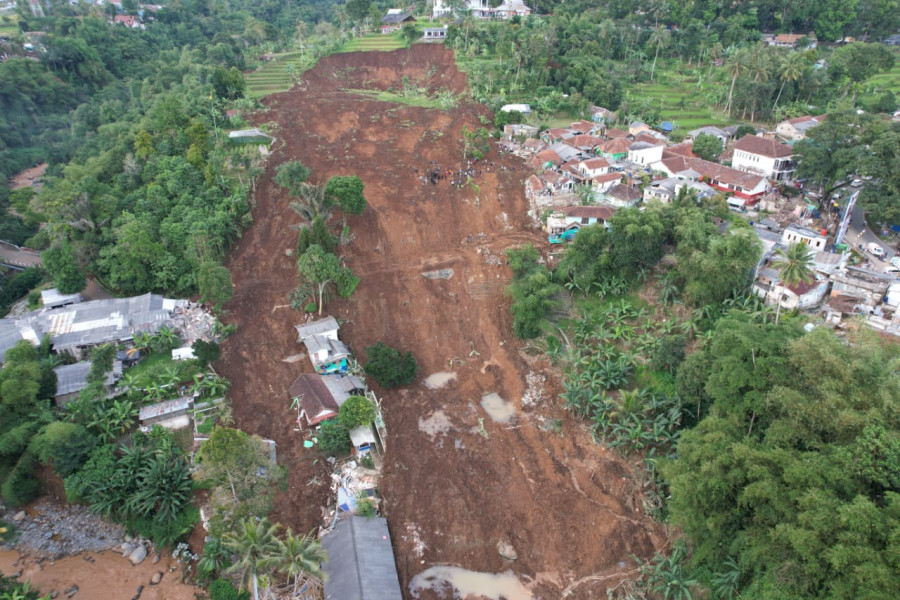 Tanah longsor yang disebabkan oleh gempabumi M5,6 di Kabupaten Cianjur, Jawa Barat menerjang pemukiman warga.