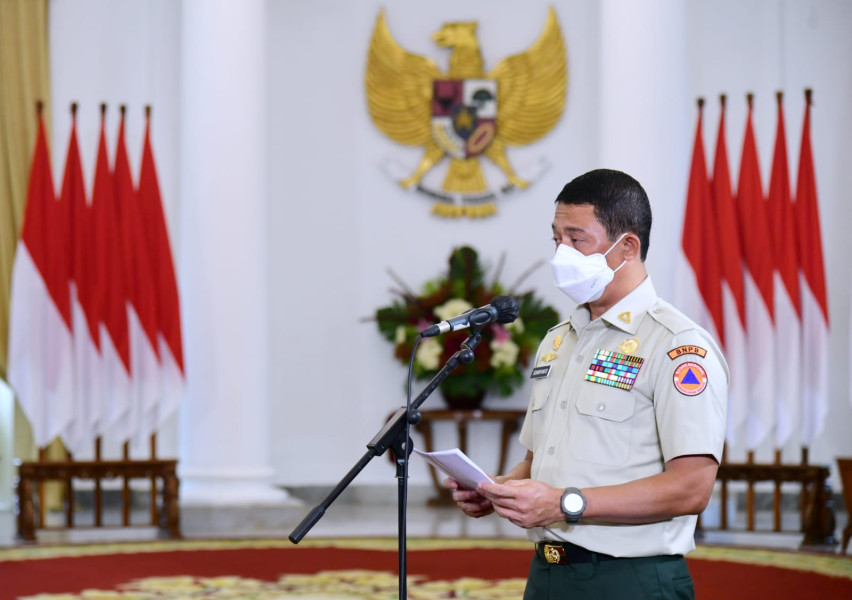 Presiden Joko Widodo memasuki ruang untuk membuka Rakornas PB 2022 dari Istana Kepresidenan, Bogor pada Rabu (23/2).