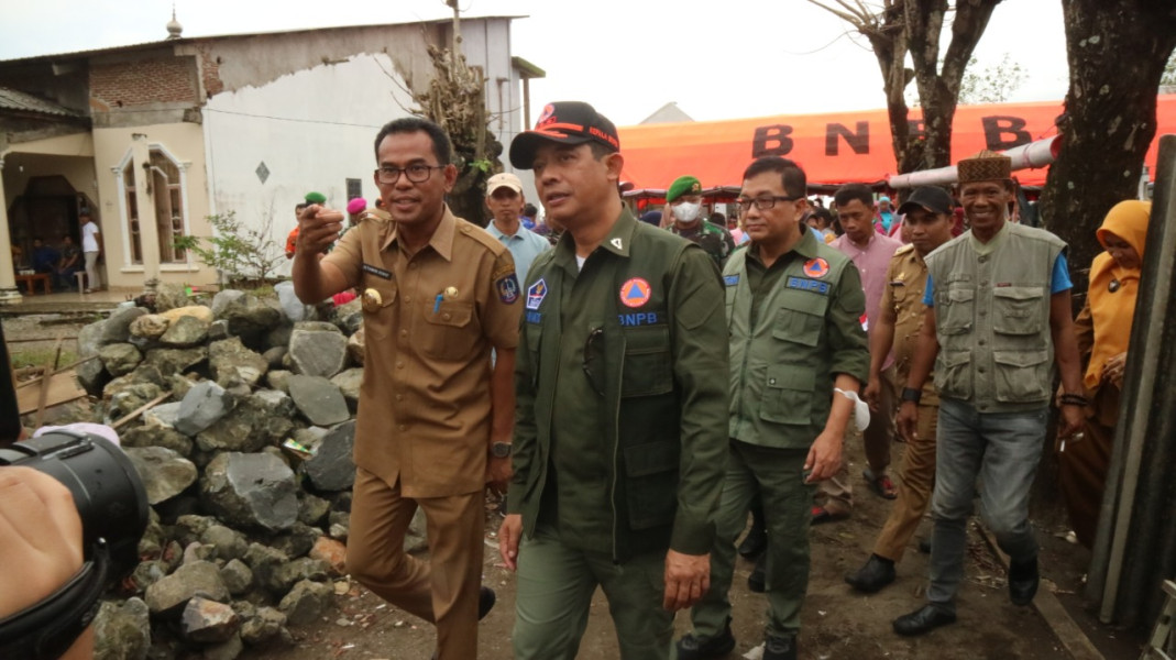 Kepala BNPB Letjen TNI Suharyanto menerima penjelasan dari Plt Bupati Takalar saat menyambangi warga terdampak banjir di Desa Aeng Batubatu, Kecamatan Galesong, Kabupaten Takalar, Senin (9/1).