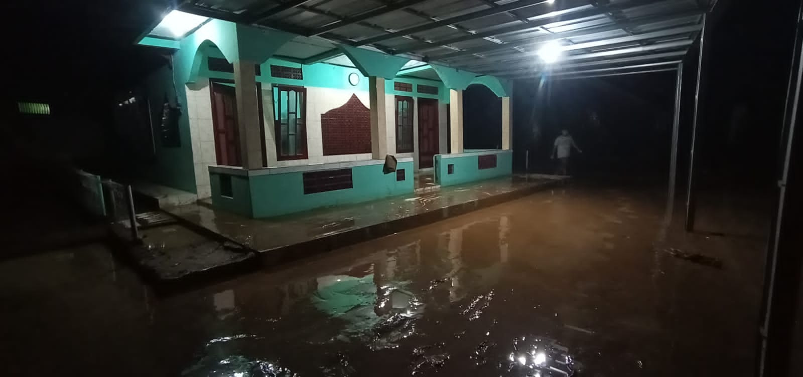 Aktivitas Warga Kembali Kondusif Setelah Banjir Bandang Wilayah Cilacap Surut