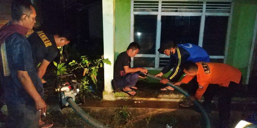 BPBD Kabupaten Pringsewu Lakukan Pembersihan Rumah Warga Pasca Banjir