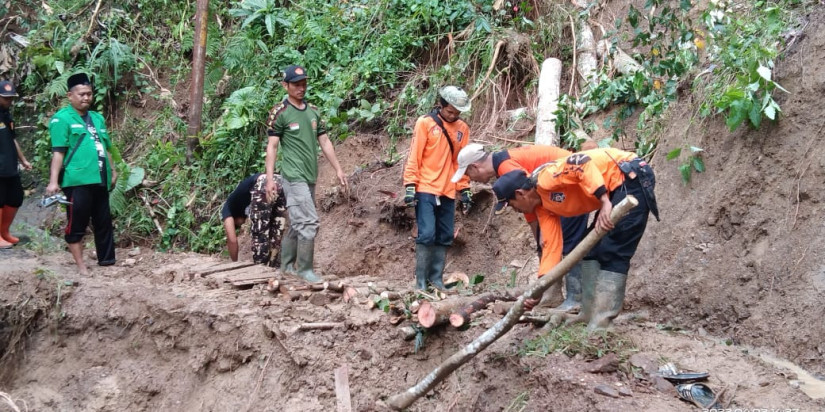[UPDATE]: Tanah Longsor Cilacap, Jalan Utama Desa Sudah Dapat Dilalui Kendaran Roda Dua