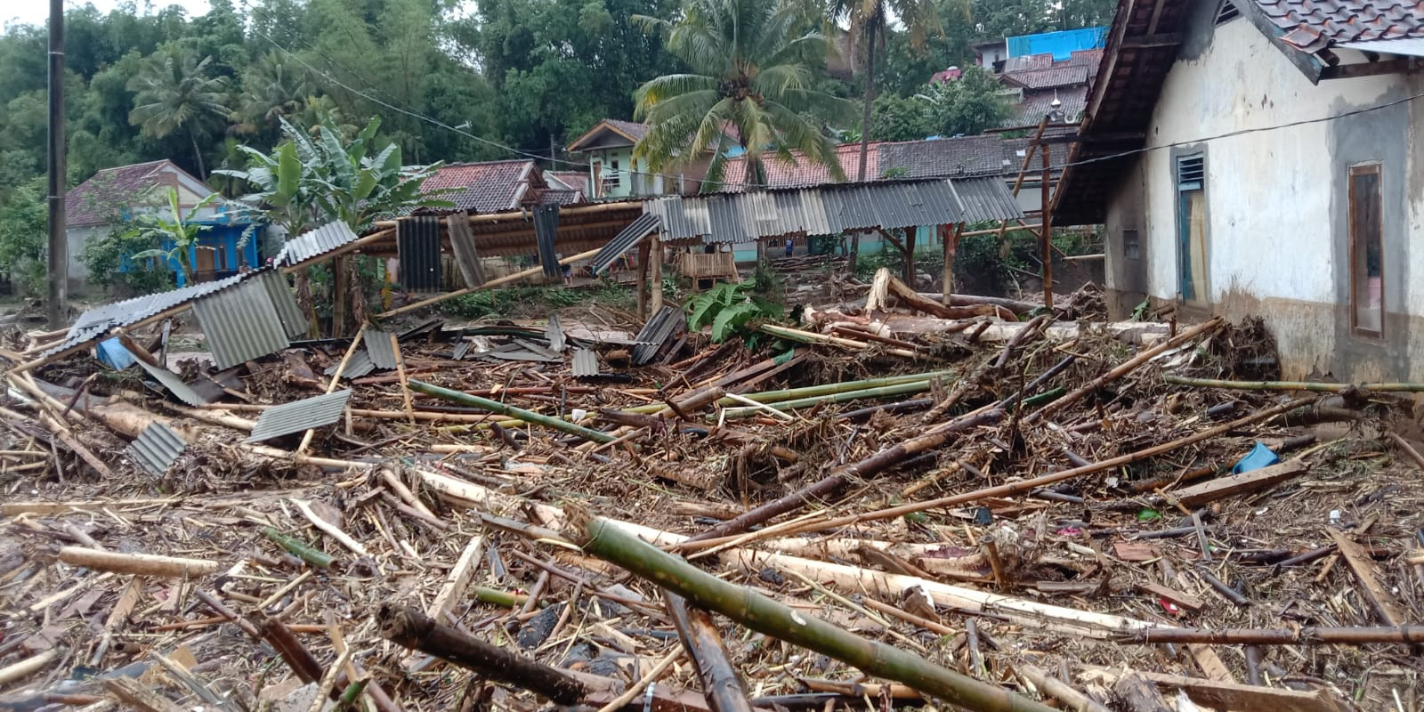 Satu Rumah Warga Garut Hanyut dan 20 KK Mengungsi Akibat Banjir
