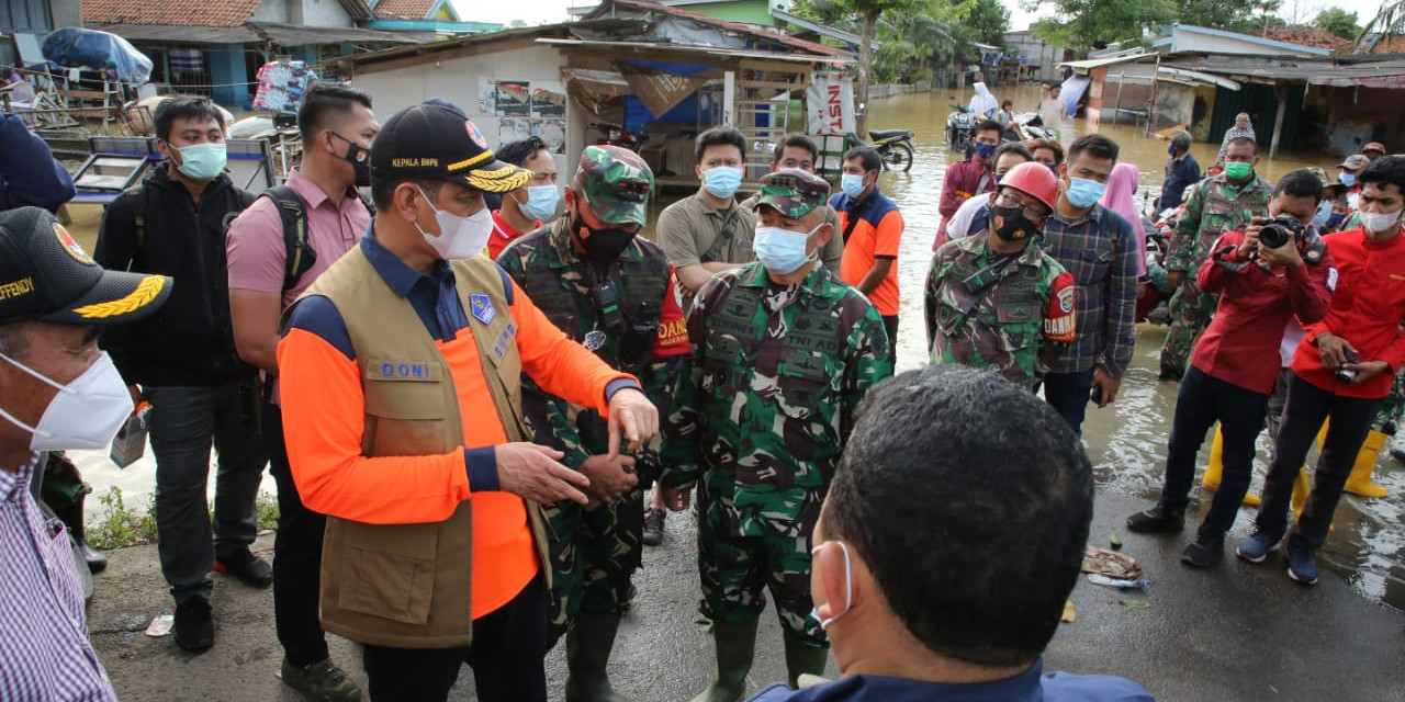Kepala BNPB Tinjau Penanganan Banjir di Karawang dan Serahkan Bantuan 500 Juta
