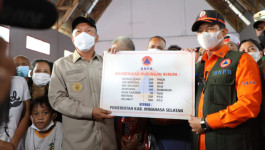 Kepala BNPB Serahkan Bantuan DSP untuk Penanganan Darurat Bencana Abrasi Pantai Minahasa Selatan