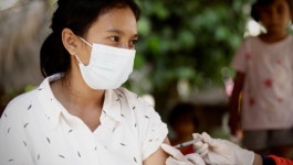 Warga Suku Sasak Desa Adat Sade Mengikuti Vaksinasi BNPB