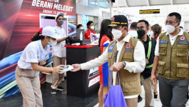 Jelang MotoGP Mandalika 2022, Kepala BNPB Kembali Membagikan Masker di Lombok Tengah