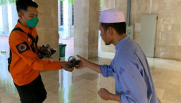 Perkuat Prokes Ibadah Ramadan, BNPB dan BPBD Provinsi DKI Jakarta Sebar Masker di Masjid Istiqlal
