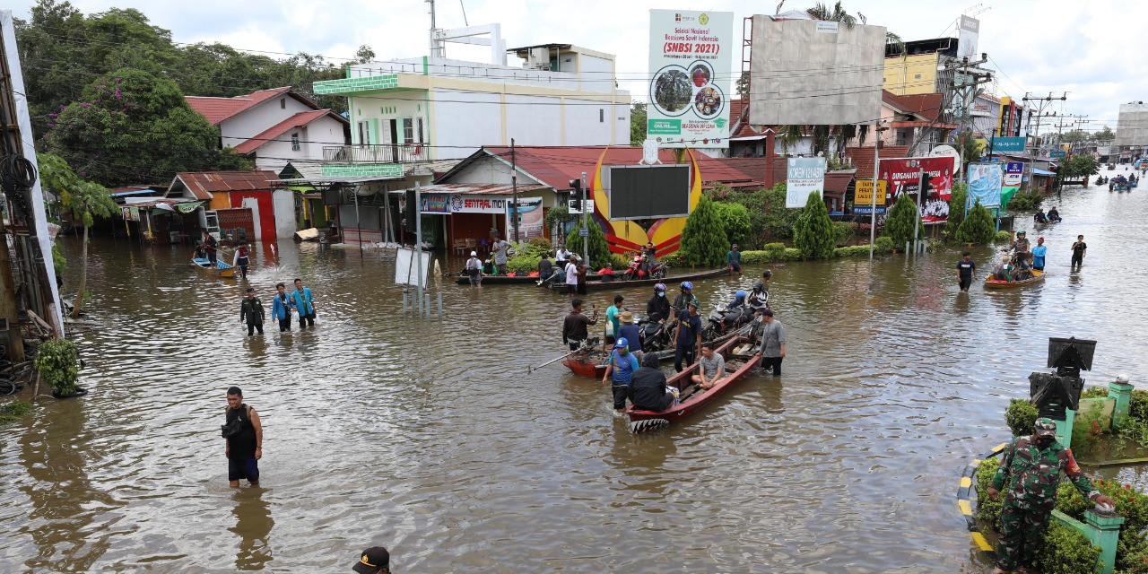 Kunjungi Sintang, Kepala BNPB Sampaikan Bantuan dan Langkah-langkah Penanganan Banjir Kalimantan Barat