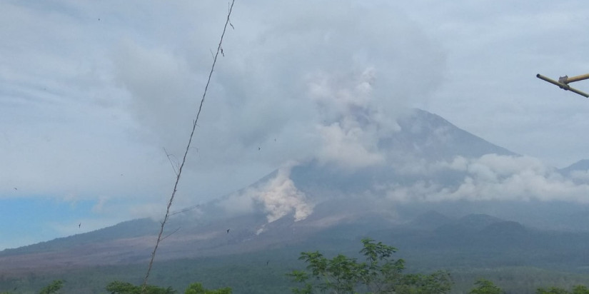 Gunung Semeru Kembali Luncurkan Awan Panas Guguran Hingga 5.000 Meter