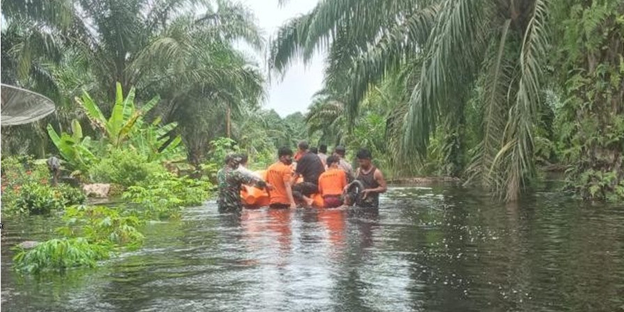 Banjir Melanda, BPBD Kota Dumai Salurkan 500 Bantuan Logistik Makanan Bagi Warga