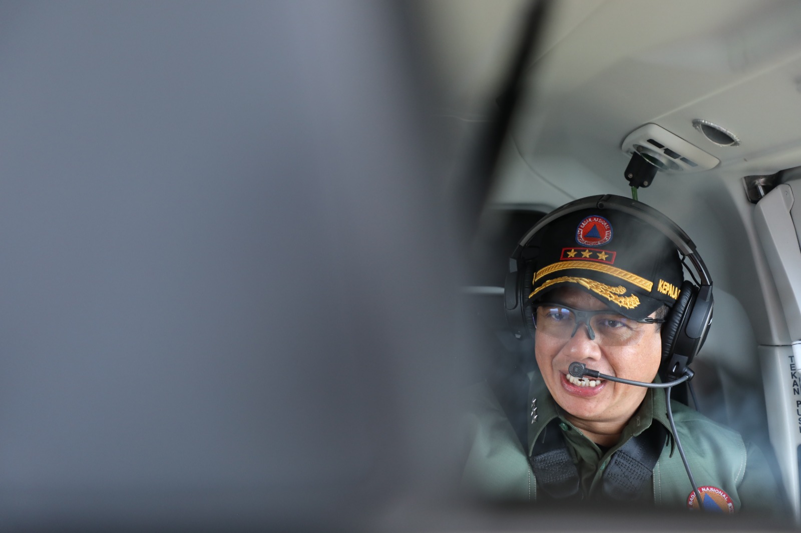 Kepala BNPB Letjen TNI Suharyanto, S.Sos., M.M menaiki helikopter  dengan kode PK-KAY untuk melakukan patroli udara guna melihat kondisi penanganan kebakaran hutan dan lahan di wilayah Kalimantan Barat, Rabu (20/9).