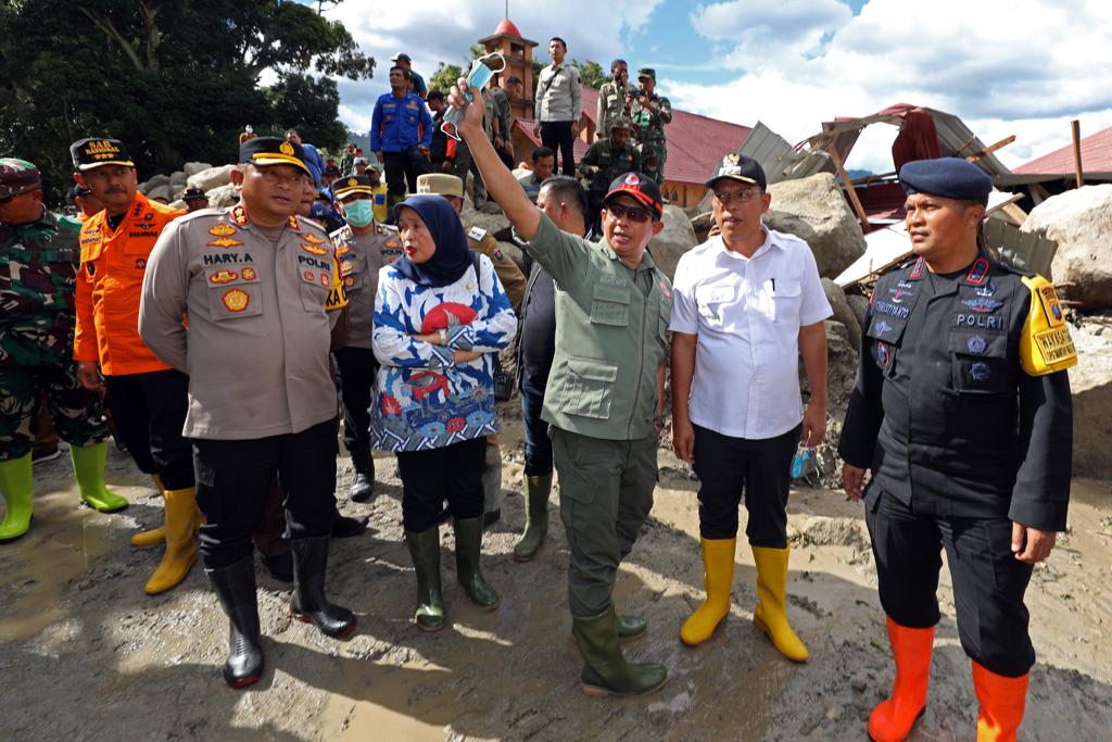 Tinjau Lokasi Banjir Bandang Humbang Hasundutan, Kepala BNPB Apresiasi Jerih Payah Tim Gabungan